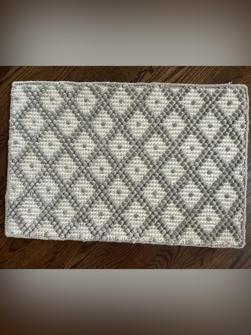 27 inches x 18 inches Taupe Treasure Diamond Rug 100% Wool